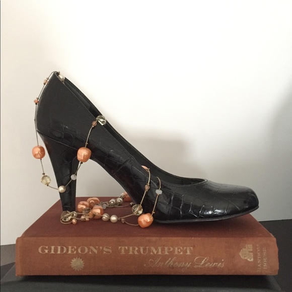 Black pumps with patent sheen - Picture 1 of 5